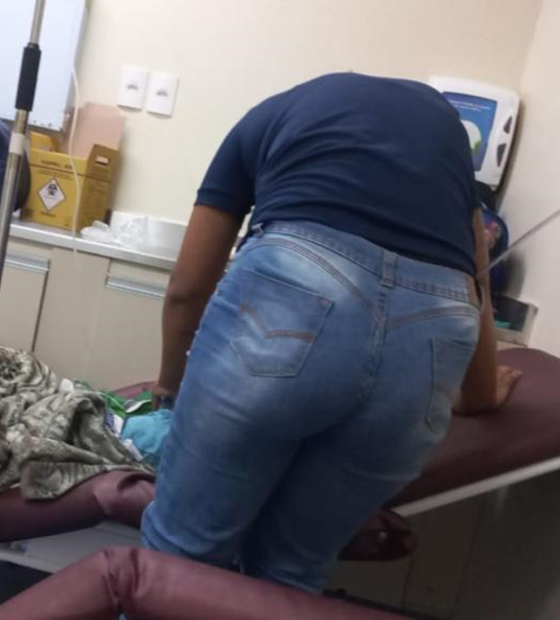 Criança de três meses é atendida em cadeira de acompanhante no Hospital Abelardo Santos