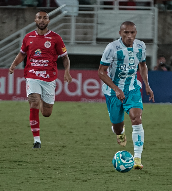 Ex-jogador do Flamengo é afastado de time dos EUA após ser citado