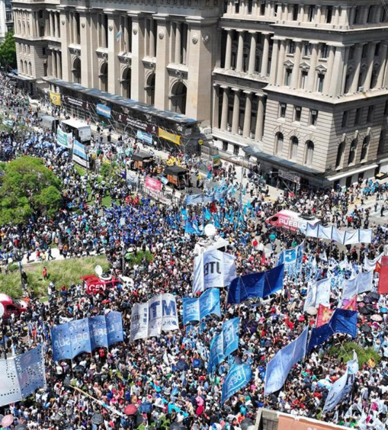 Greve geral dos sindicatos contra Milei paralisa vida cotidiana na Argentina