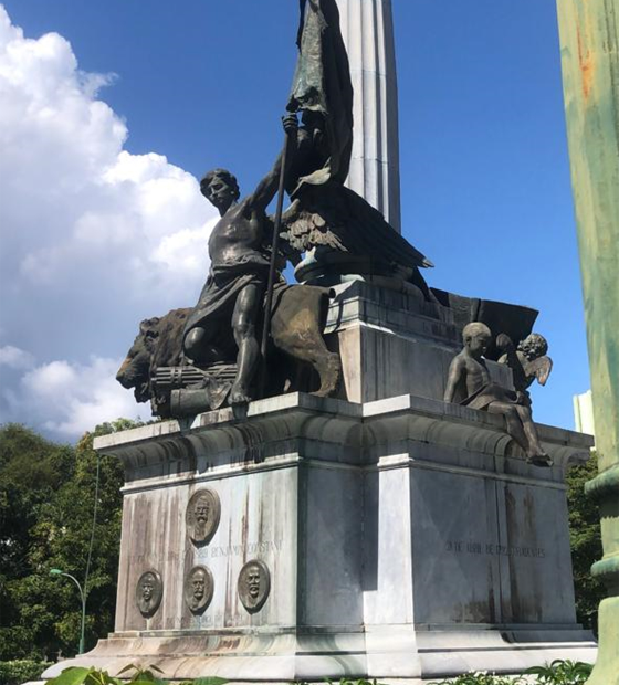 Vândalos desmontam Monumento à República, no centro de Belém, seccionando até o 