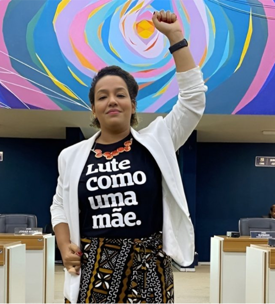 Luiz Cláudio vai às compras a mando da deputada Lívia Duarte; afinal, alguém precisa trabalhar...