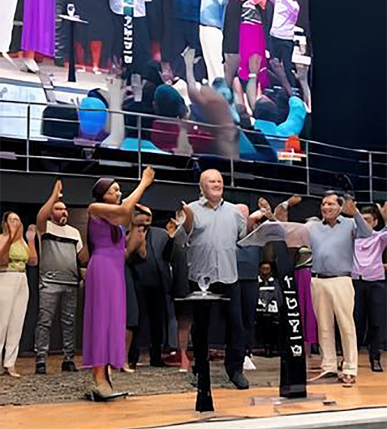 Em crise com direção da igreja, pastor proíbe uso de telefone celular em reunião de trabalho