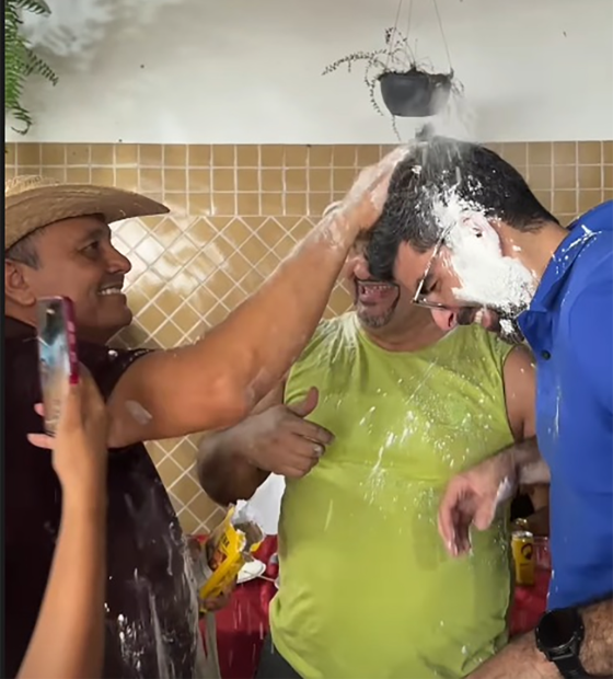 Prefeito de Ananindeua “voa pelo Pará”, se lambuza de maisena e toma dose de Gengibirra