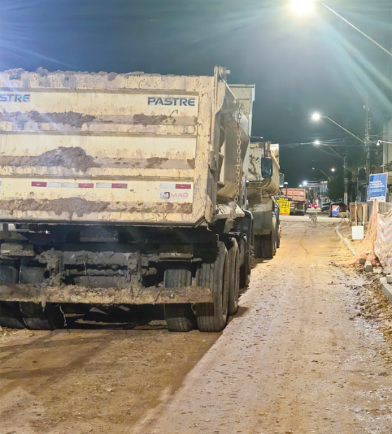 Obra de saneamento na Baixada da Gentil reduz largura das ruas e causa reclamação de moradores