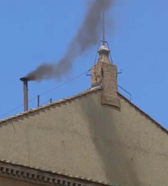  Fumaça preta: Papa não é eleito na manhã do segundo dia de conclave 