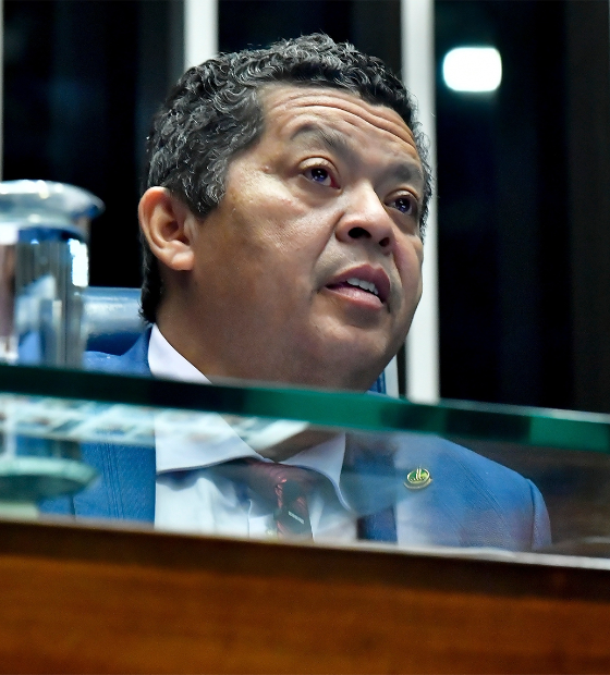 TRE julga embargos de Beto Faro, acusado de protelar saída do Senado após cassação por fraude