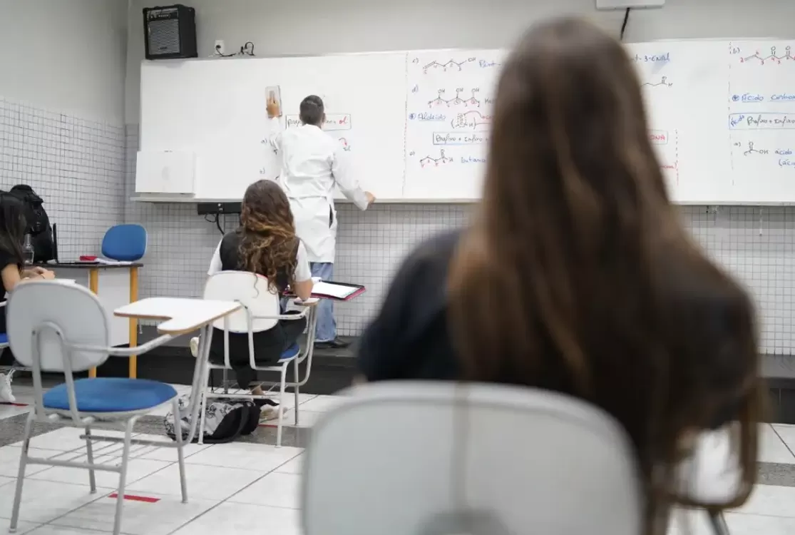 Menos alunos saem do ensino médio com aprendizado em português e matemática