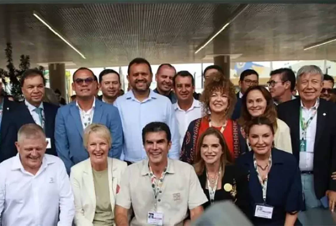 Baixa adesão, atraso e bronca religiosa marcam abertura de evento com prefeitos