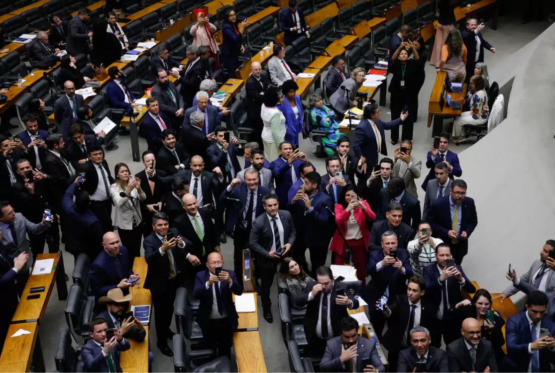 Câmara aprova projeto que reduz penas do 8 de Janeiro e beneficia Bolsonaro