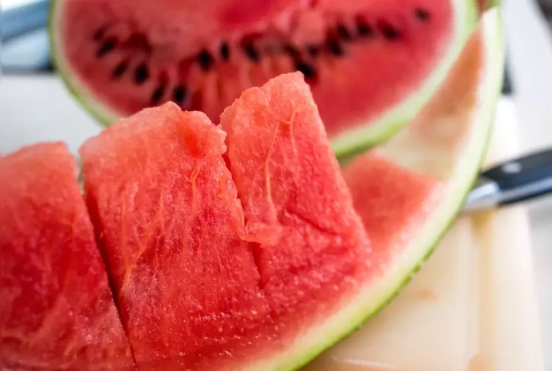 Homem morre engasgado ao participar de torneio de comer mais melancias