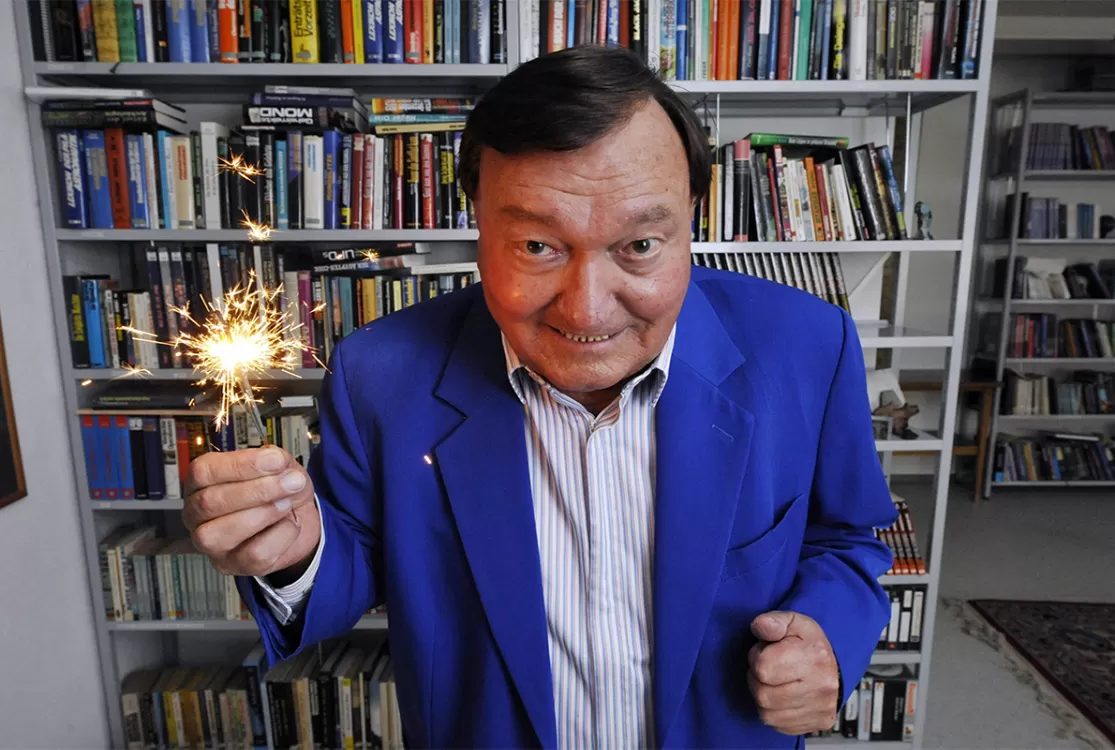 Autor que levou extraterrestres ao debate histórico morre aos 90 anos