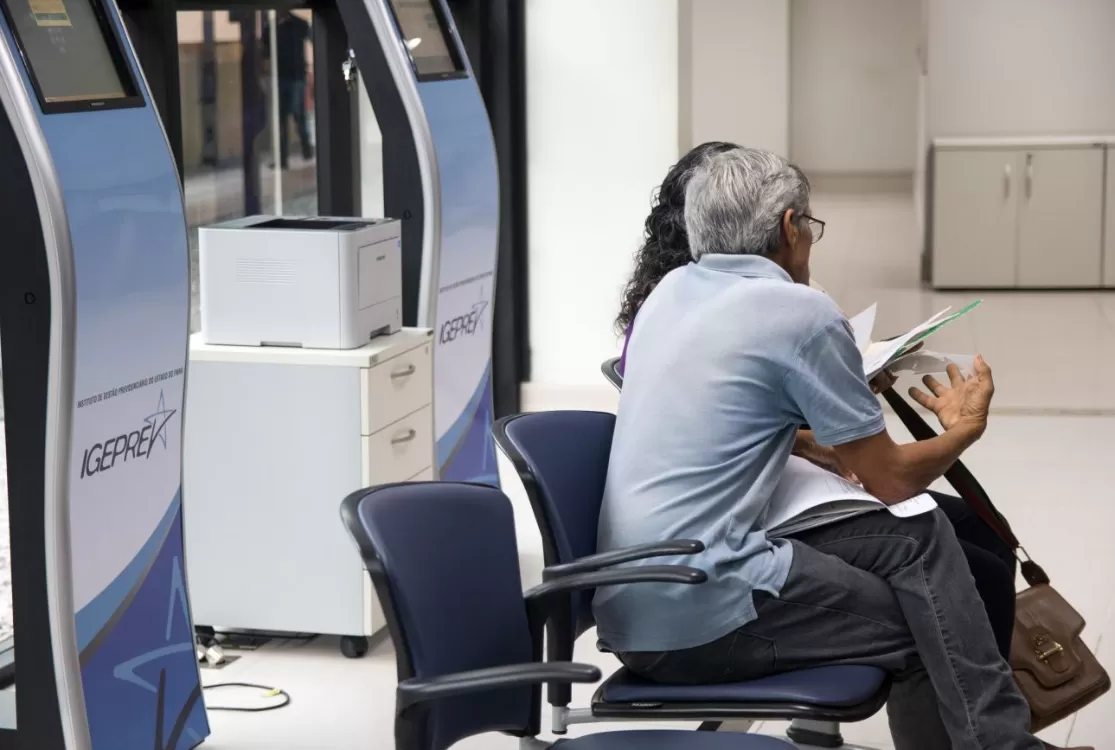 Aposentadoria vira renda familiar e expõe adultos que não assumem filhos