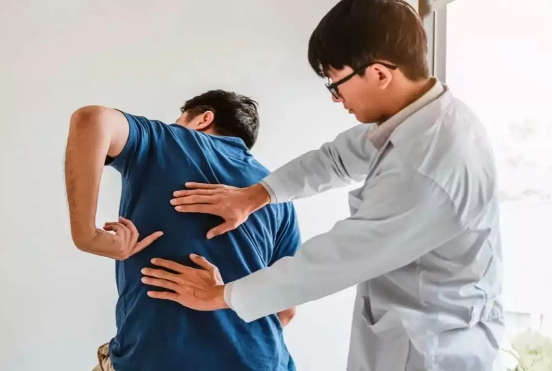 Doenças afastaram 4 mi de trabalhadores em 2025; dores nas costas lideram a lista