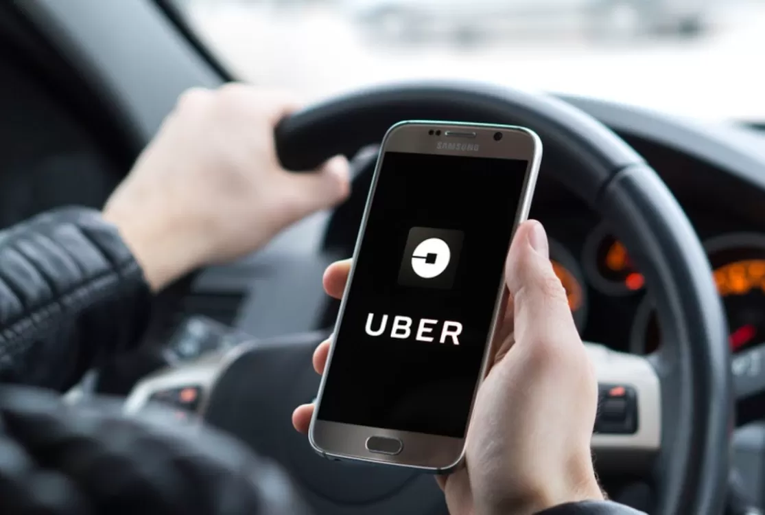 Projeto quer liberar motorista de aplicativo para consultar celular enquanto dirige