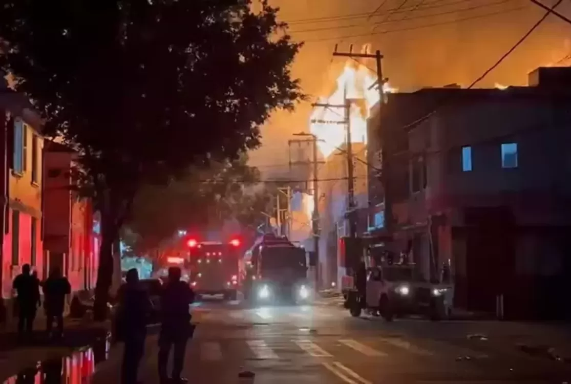 Incêndio de grandes proporções atinge fábrica de mesa de sinucas em São Paulo