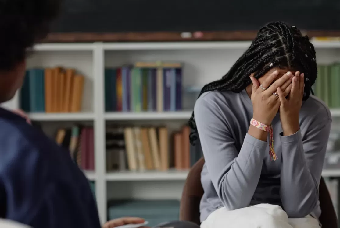 Especialistas falam sobre o que leva meninas a sofrerem bem mais do que meninos