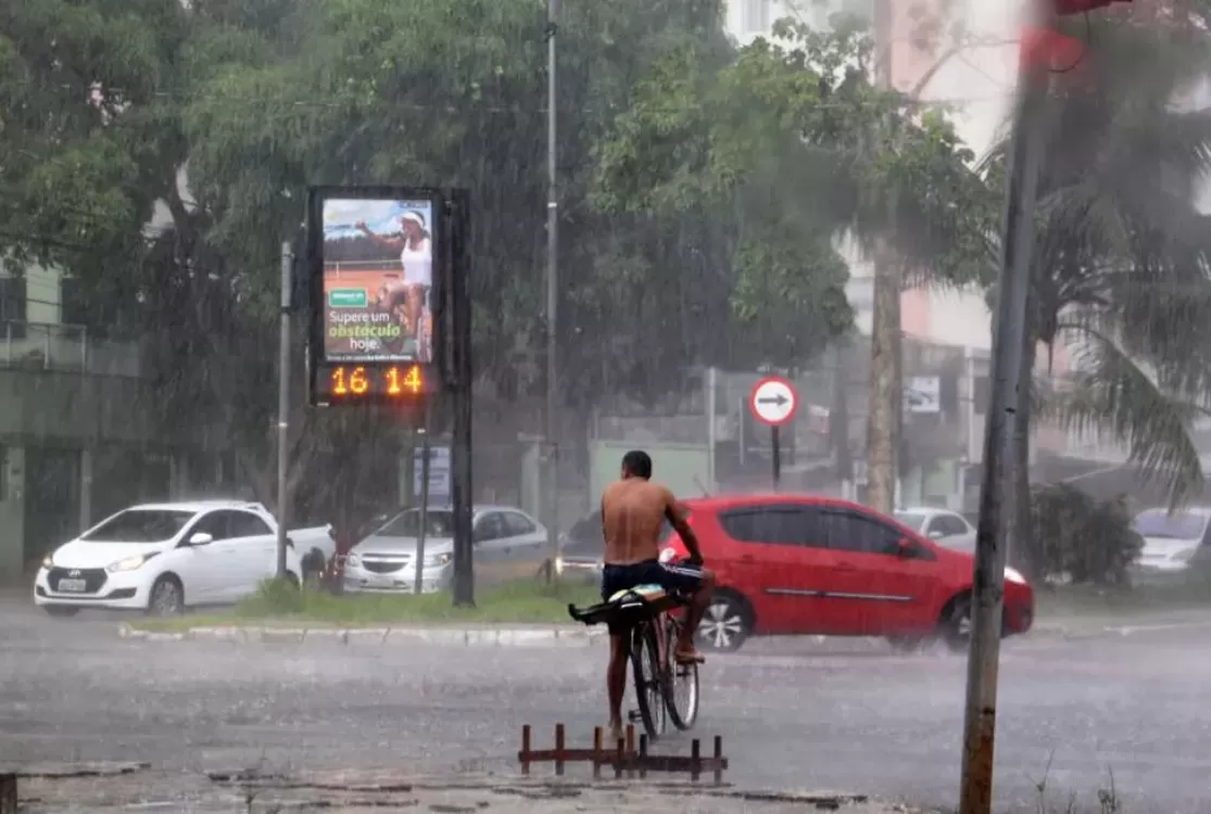 Inmet emite alerta de chuvas intensas para Belém após temporal do fim de semana