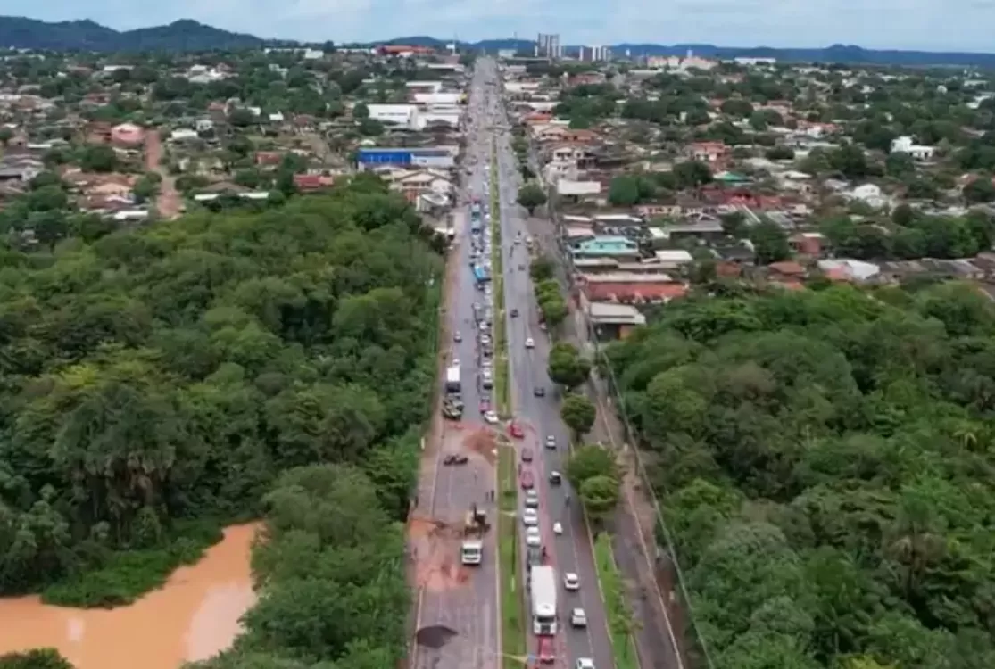 Obras emergenciais tenta retomar tráfego na Av. Fernando Guilhon, em Santarém