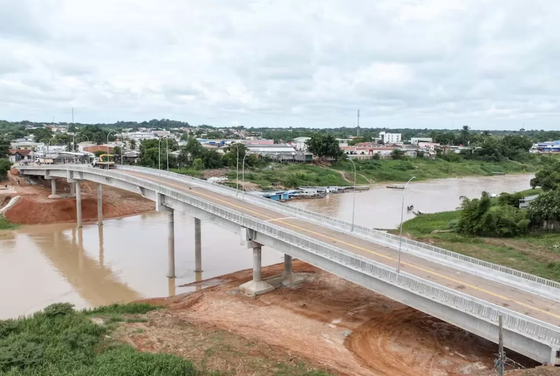 Ponte de R$ 36 milhões desaba dois anos após inauguração e deixa feridos