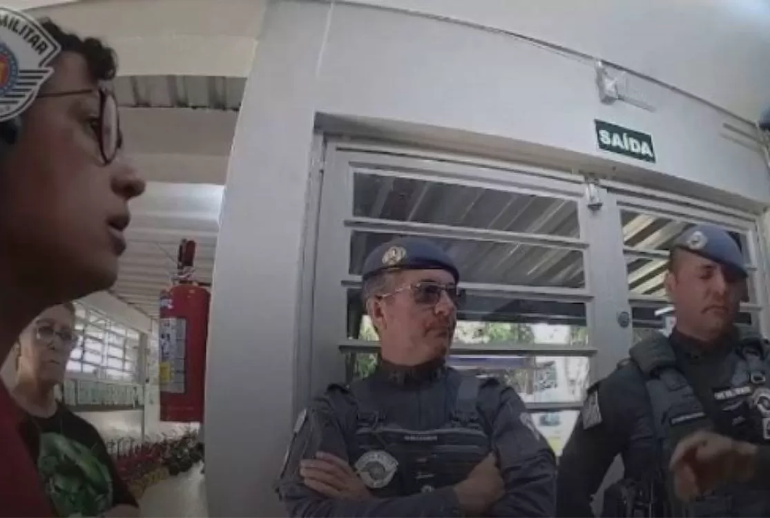 MP abre inquérito contra PMs que invadiram escola armados para reprimir atividade com orixás