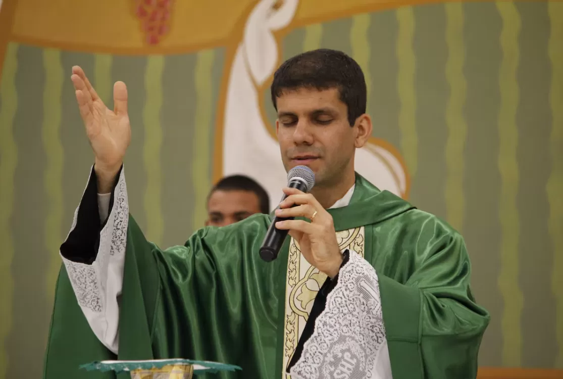 Padre excomungado pelo Vaticano cria 'vaquinha' para construir igreja própria