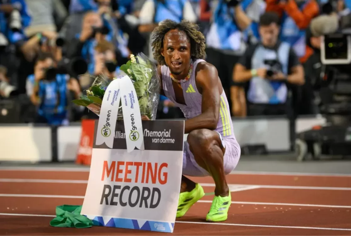 Alison dos Santos vence final e é tricampeão dos 400m com barreiras